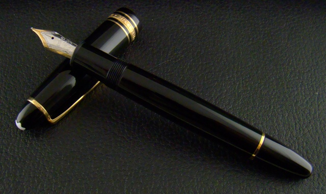 (image for) A MONT BLANC LACQUER FOUNTAIN PEN / BIG SIZE